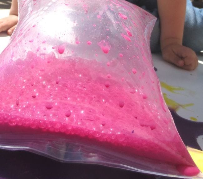 Versiegelter Plastikbeutel, gefüllt mit rosa Farbe, die mit Luft aufquillt