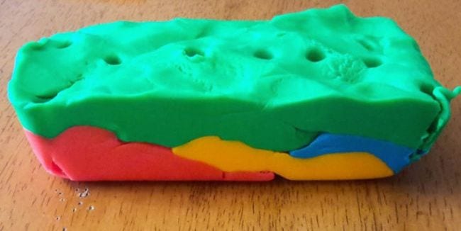 Barvy Play-Doh vrstvené, s otvory proraženými v horní zelené vrstvě