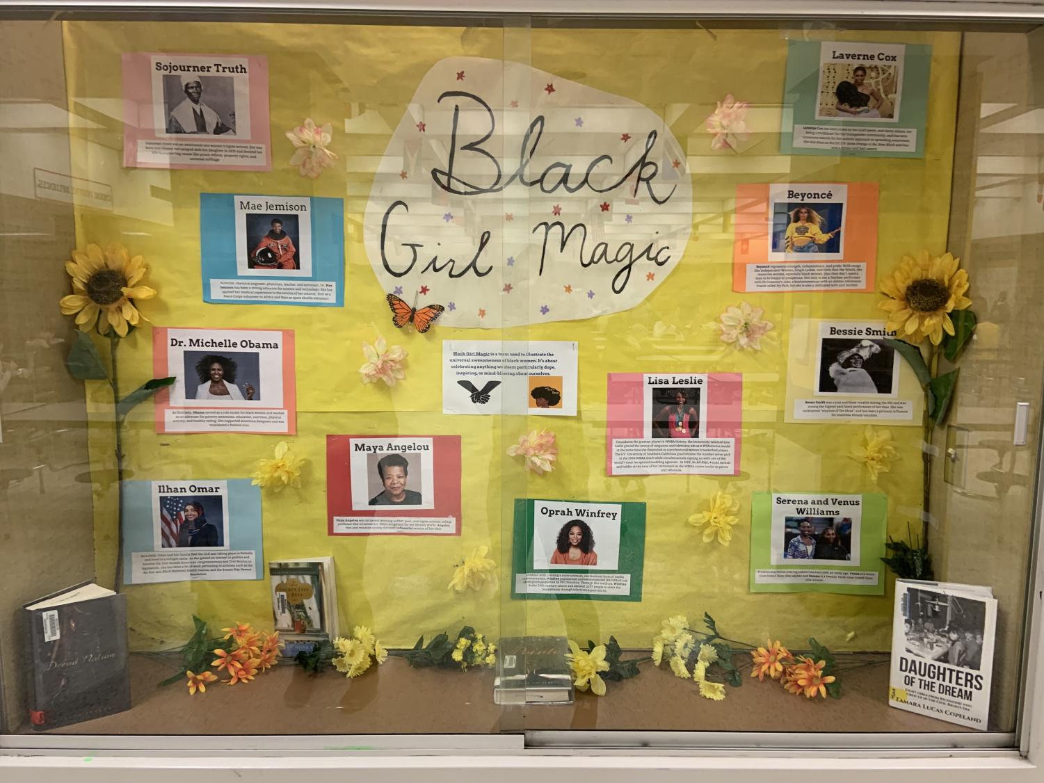 لوحة صفراء بها نص يقرأ Black Girl Magic.  يحتوي على صور وأوصاف لنساء سوداوات مشهورات عليه (لوحة إعلانات شهر التاريخ الأسود)