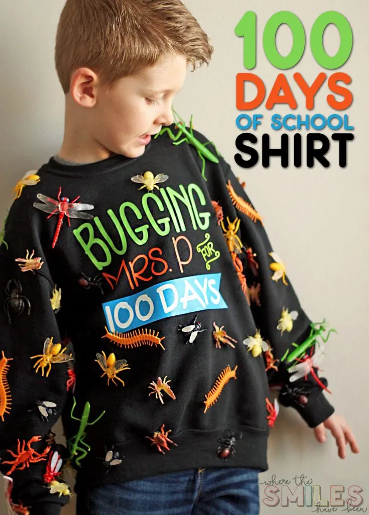 طفل صغير يرتدي قميصًا أسود اللون به حشرات بلاستيكية مزيفة ملتصقة به.  تقول Bugging Mrs. P. for 100 يوم. 
