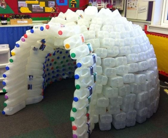 Fachada de aula hecha con jarras de leche.