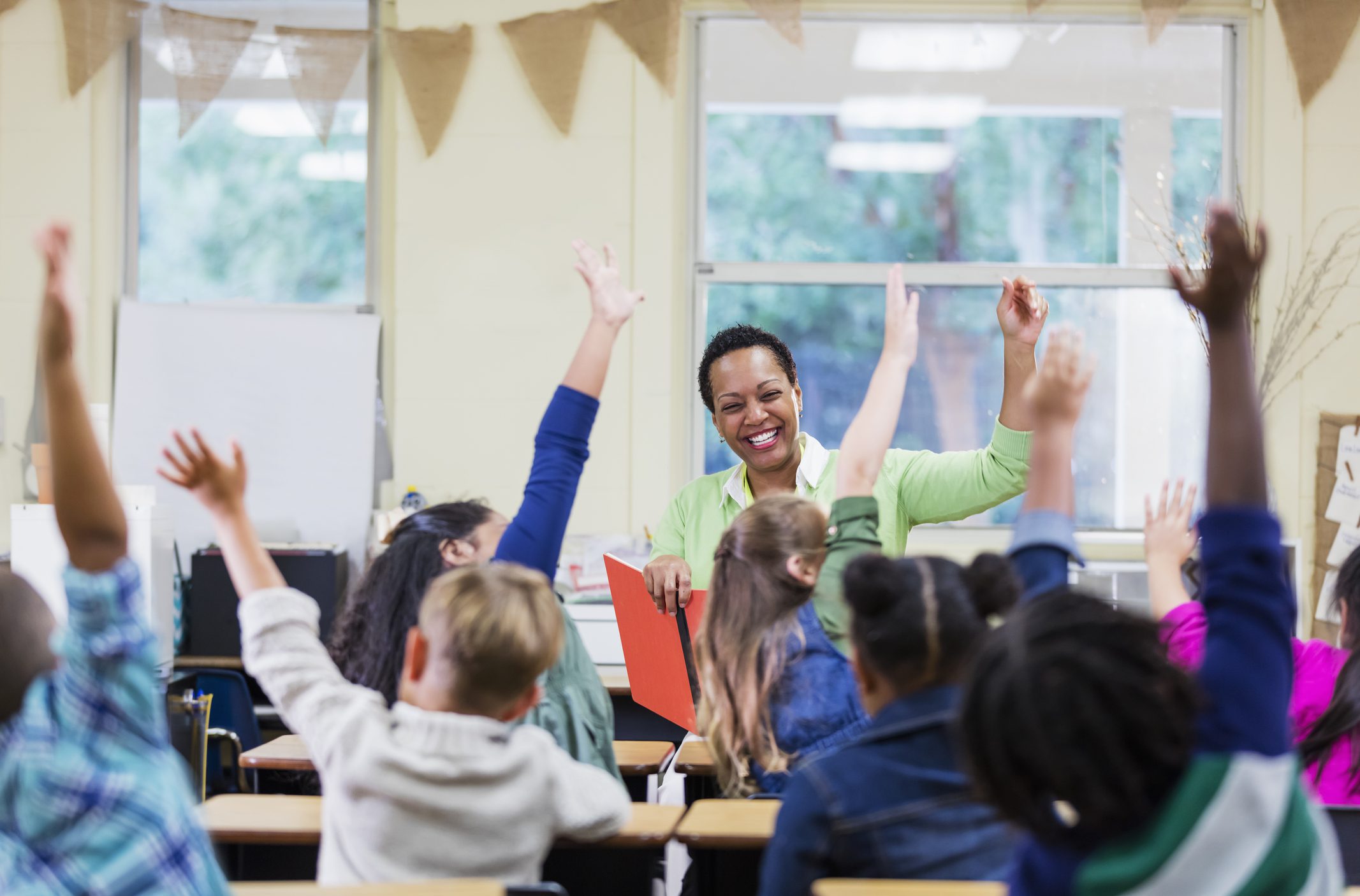 Afrikalı-Amerikalı öğretmen okul çocuklarına okuyor