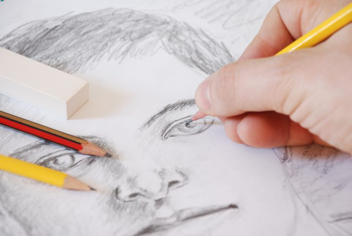 연필로 남성의 얼굴을 스케치하는 손이 표시됩니다(미술 경력).