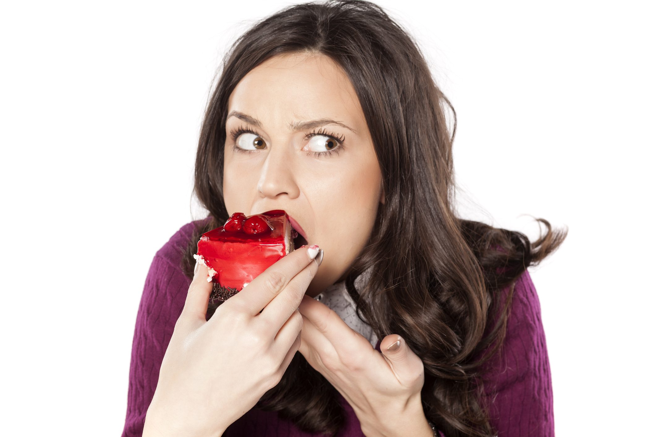 Suçlu görünen çilekli pasta yiyen bir kadın