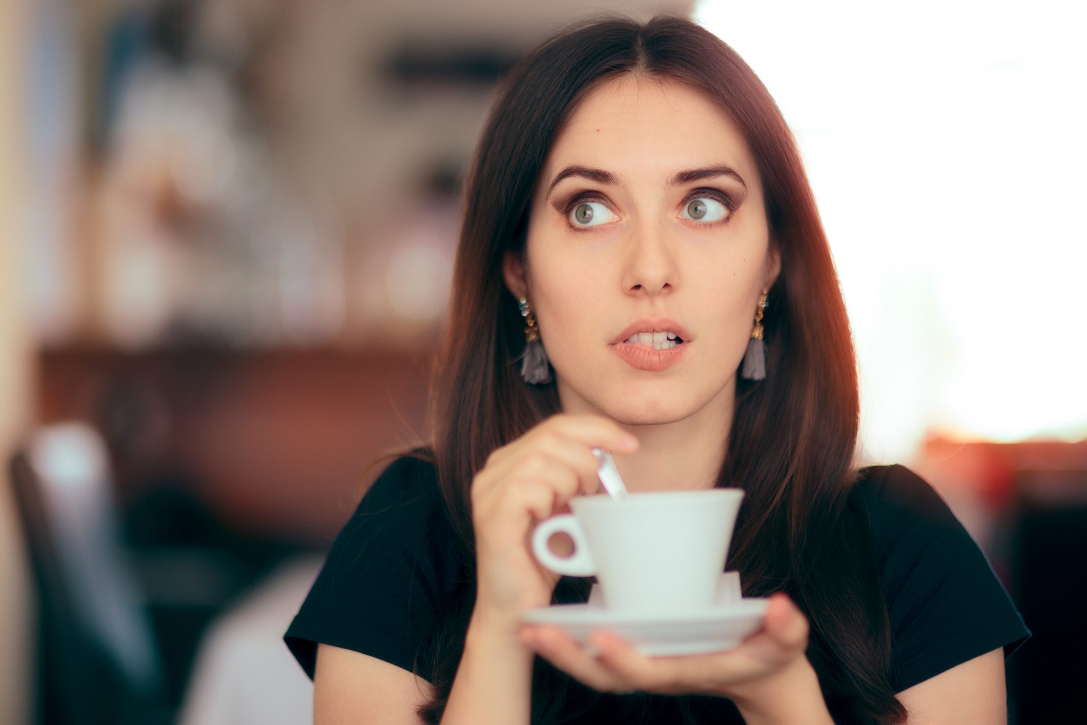 Şaşırmış kadın kahve içiyor -- öğretmen sırları