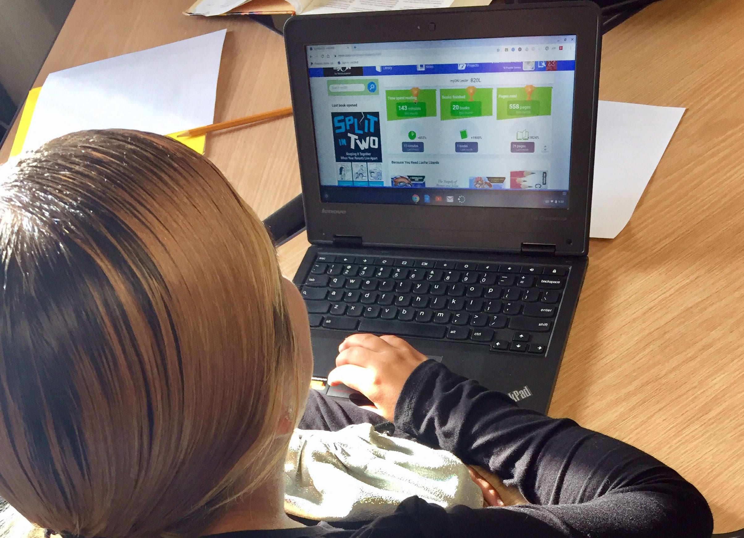 student using a digital library on laptop - help struggling readers