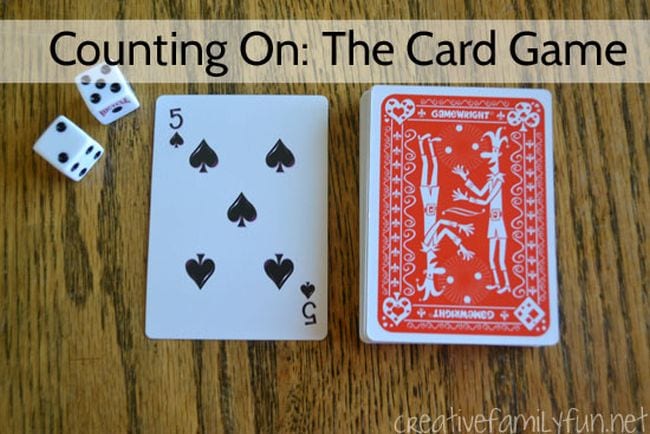 Een spel kaarten met schoppen vijf omgedraaid en een paar dobbelstenen, de tekst luidt Counting On: The Card Game (Kindergarten Math Games)