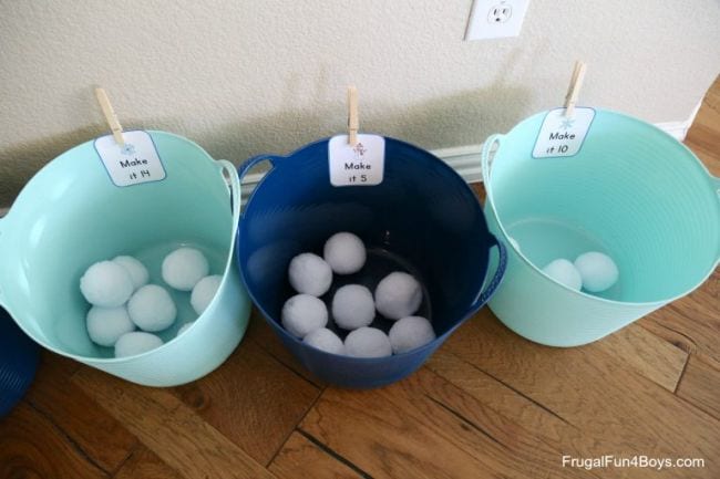 Tres cubos grandes de plástico con bolas de nieve artificiales en cada uno (Juegos de Matemáticas de Kindergarten)