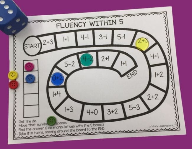 Brettspiel Fluency Within Five, mit bunten Markern und blauem Würfel