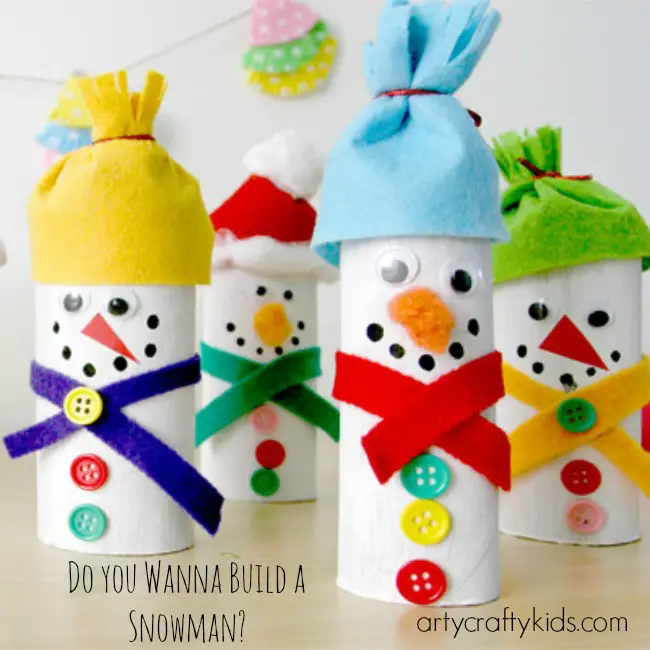 Manualidades de muñeco de nieve para el aula de invierno hechas con rollos de papel.