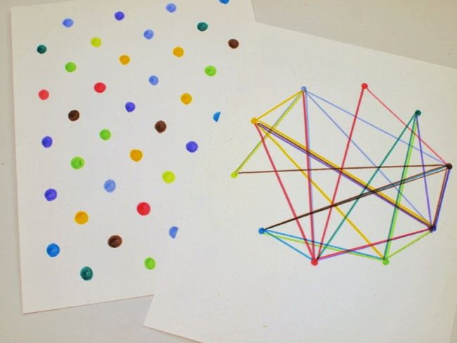 Une feuille blanche avec des points multicolores et une feuille blanche avec des lignes colorées reliant les points pour l'art du Pi Day