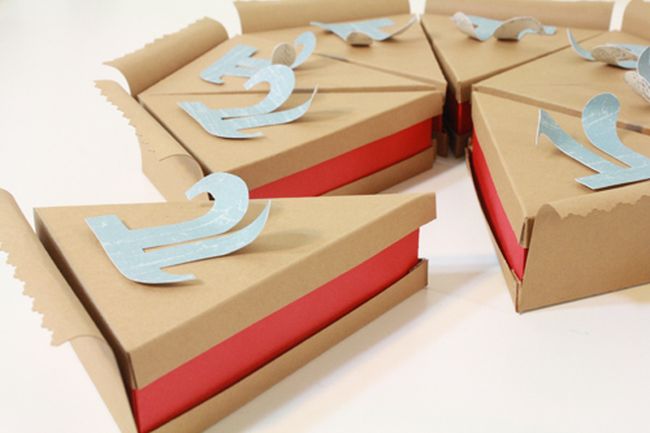 Parties de tarte en carton brun et rouge surmontées du symbole pi pour les activités du jour de pi pour la classe