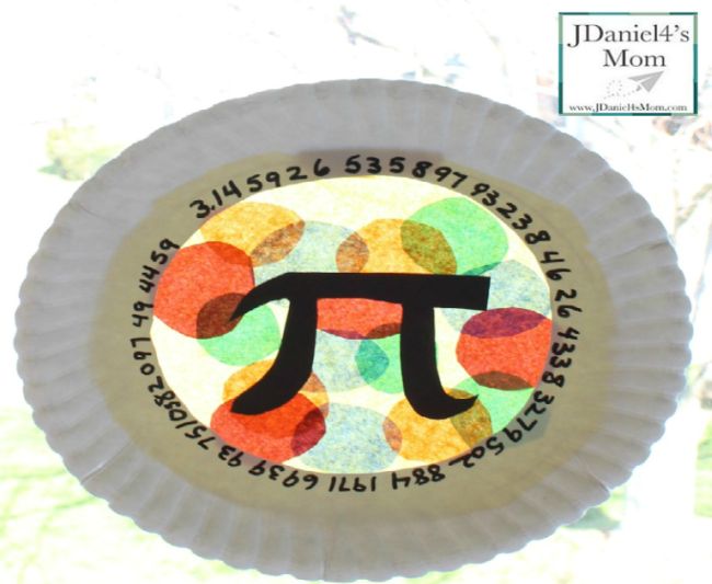 Assiette en papier avec des décorations de cercles en papier de soie au centre, avec un symbole pi et les chiffres de pi écrits sur le bord pour les activités du Pi Day pour la classe