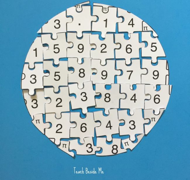 Kreisförmiges Puzzle aus weißem Meterstab mit einer Ziffer von Pi auf jedem Teil für Pi-Tag-Aktivitäten für das Klassenzimmer