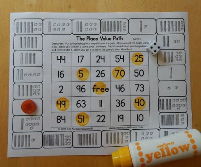 Druckbares Brettspiel mit der Bezeichnung Place Value Path mit Würfeln und gelbem Bingo Dauber