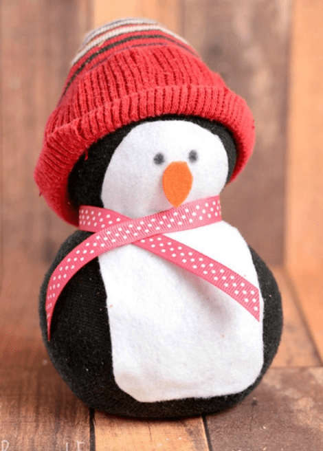 Pingüino calcetín sin costuras con gorro de invierno.
