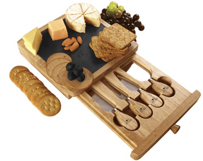 Juego de tabla de quesos y cuchillos - Ideas de regalos para compañeros de trabajo