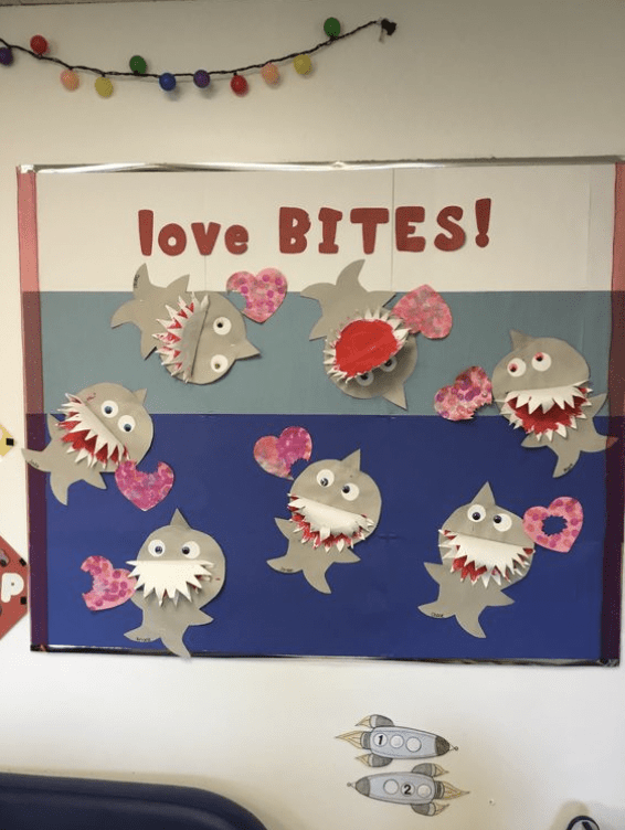 Tablero con recortes de tiburones y palabras love BITES! - Tableros de anuncios del Día de San Valentín