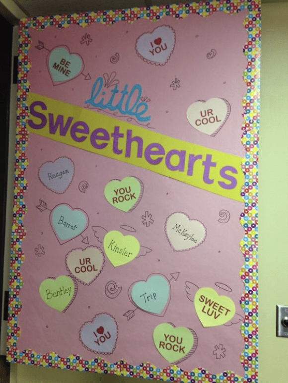 Tablón de anuncios de recortes de corazones y la palabra Sweethearts