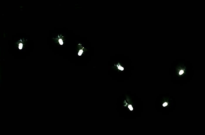 Çocuklar için Uzay Aktiviteleri - metal bir çerez tabakasına yapıştırılmış ve büyük kepçe şeklinde parlayan manyetik LED ışıklar