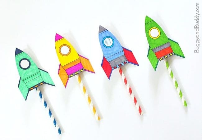 çocuklar için uzay aktiviteleri- çizgili pipetlere bağlı 4 renkli kağıt roket