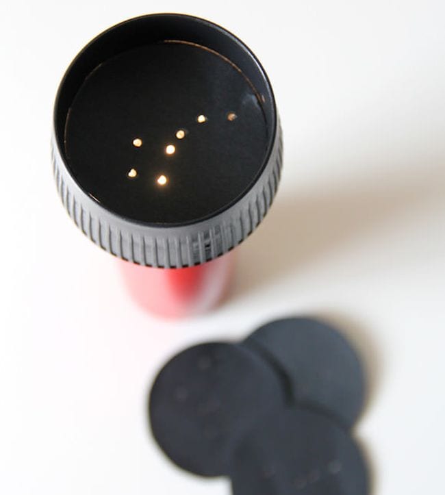 Çocuklar için Uzay Aktiviteleri - bir takımyıldızı temsil etmek için içine delikler açılmış siyah bir inşaat kağıdı diski ile hafif yüzeyde kaplanmış bir el fenerinden yapılmış yıldız projektör
