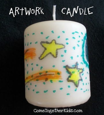 Una vela pintada con estrellas y puntos.