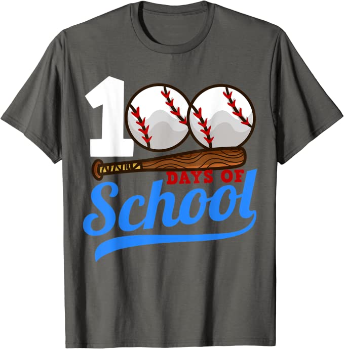 قميص رمادي به 100 في الأعلى والصفرين عبارة عن كرة بيسبول.  يوجد خفاش بيسبول تحتها.  يقرأ 100 يوم من المدرسة. 