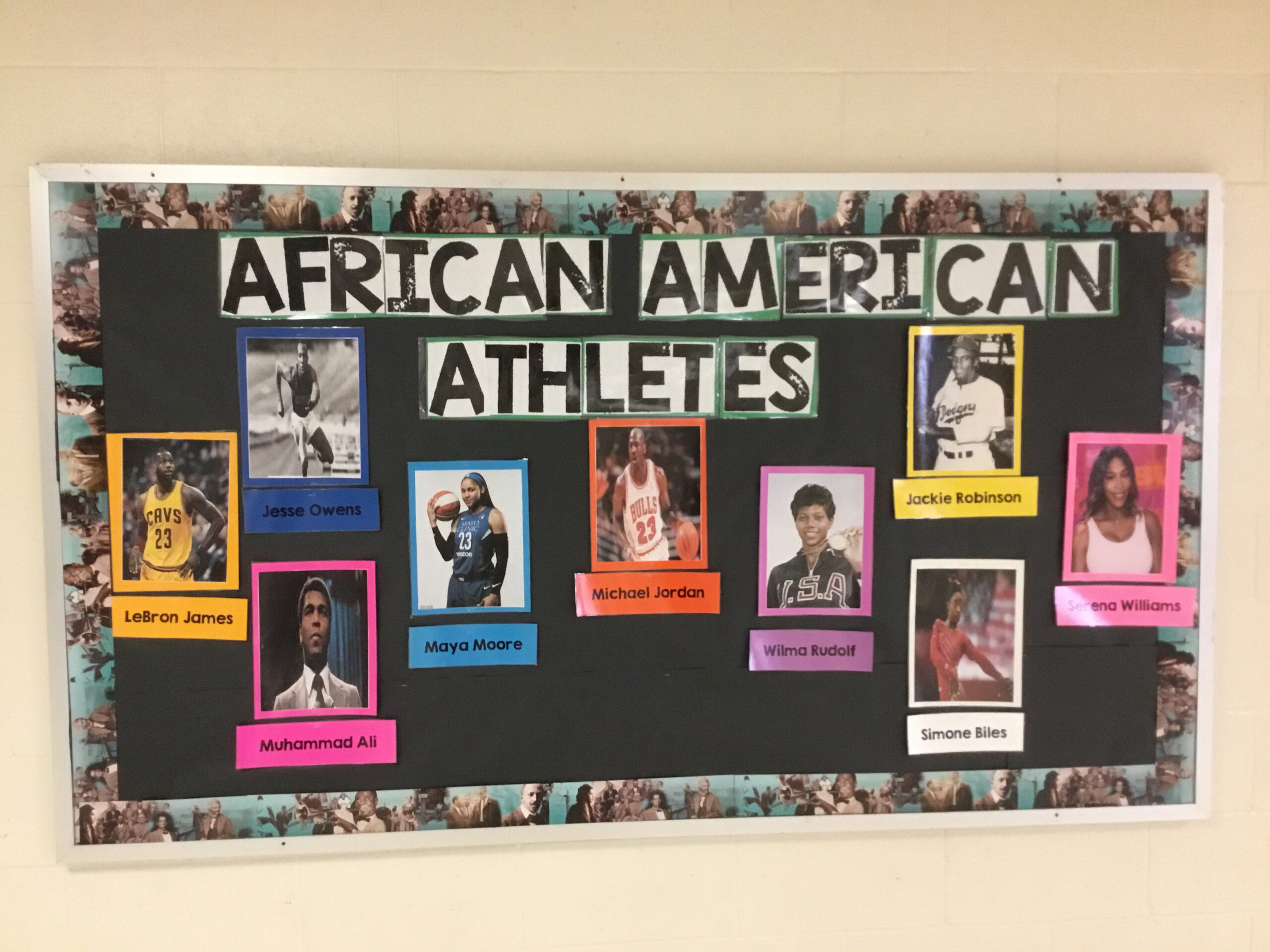 خلفية سوداء تقول الرياضيون الأمريكيون من أصل أفريقي.  يحتوي على صور وأوصاف للرياضيين السود البارزين.