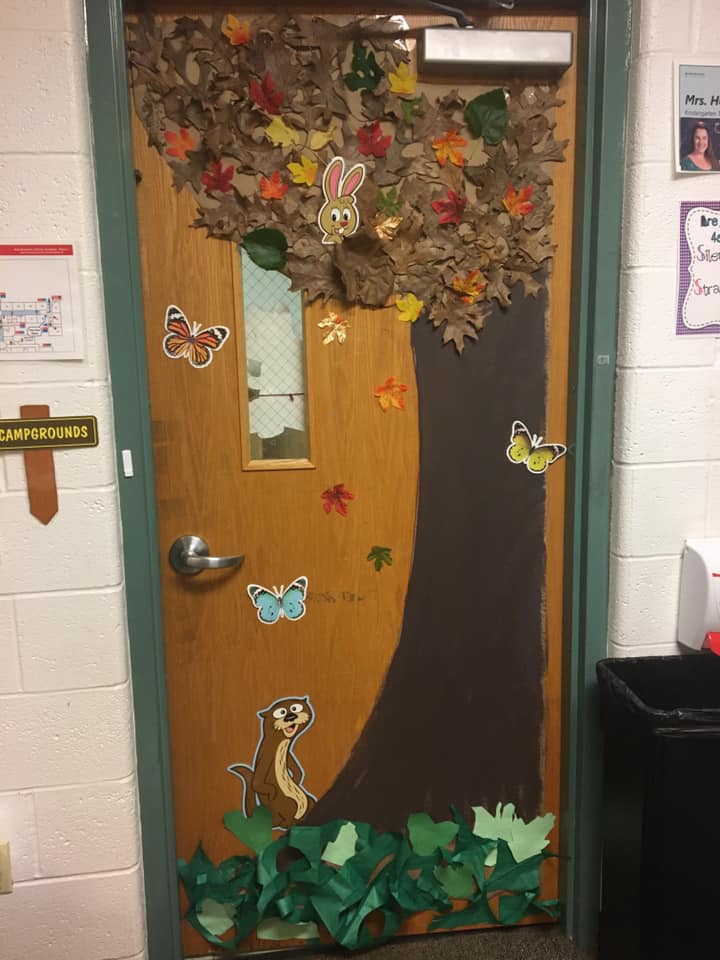 Tree with animals for camping door theme