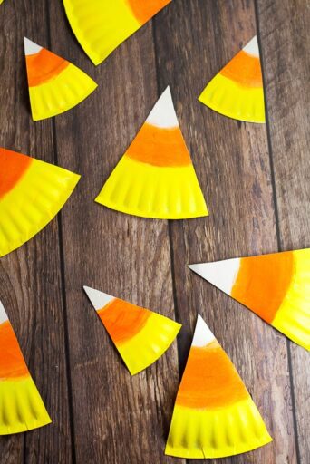 Sonbahar sanat projeleri, şekle göre kesilmiş ve beyaz, turuncu ve sarıya boyanmış kağıt tabaklardan yapılmış şekerli mısır içerir.