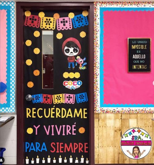 Classroom door with a Coco theme. Text reads “Recuérdame, y viviré para siempre”
