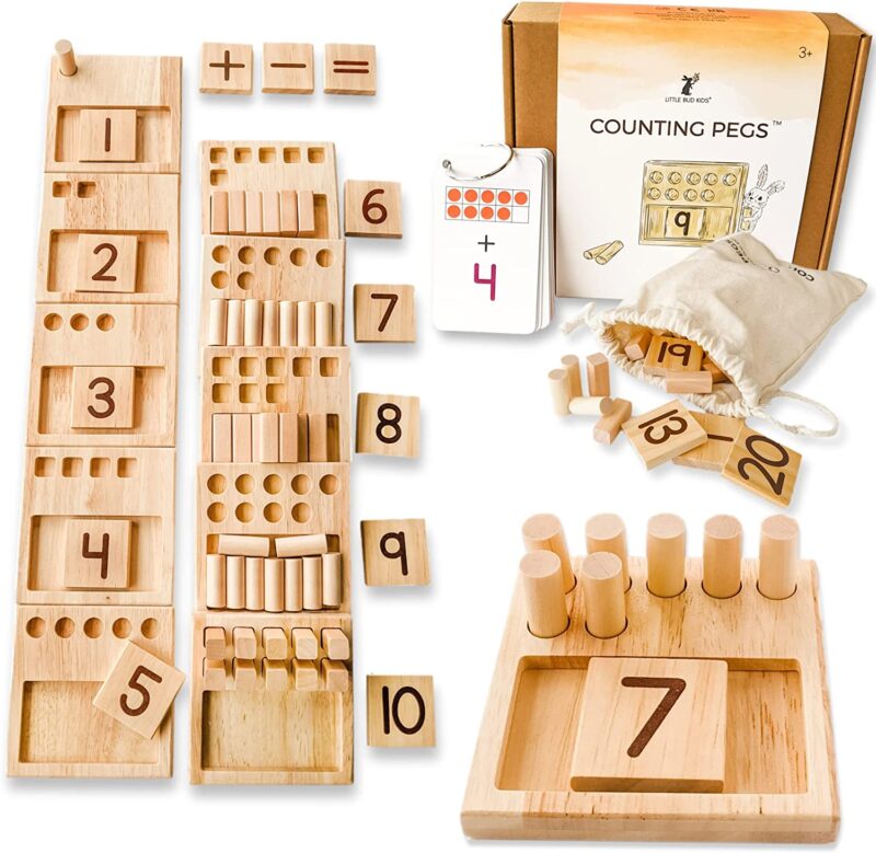Muchas cajas de madera tienen números diferentes para las clavijas y los números de madera correspondientes.  (juegos de mesa de matemáticas)