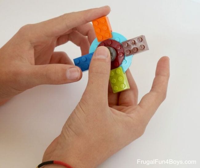 LEGO stres çarkıyla oynayan öğrenci
