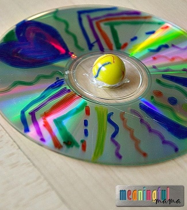 Eski bir CD ve mermerden yapılmış renkli topaç (DIY Fidgets)