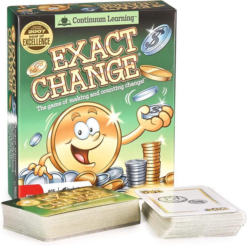 Una caja de juego muestra el cambio exacto y presenta una moneda de dibujos animados frente a una pila de monedas.  (juegos de mesa de matemáticas)