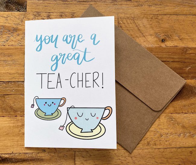 Tazas de té de dibujos animados en la tarjeta de felicitación del maestro