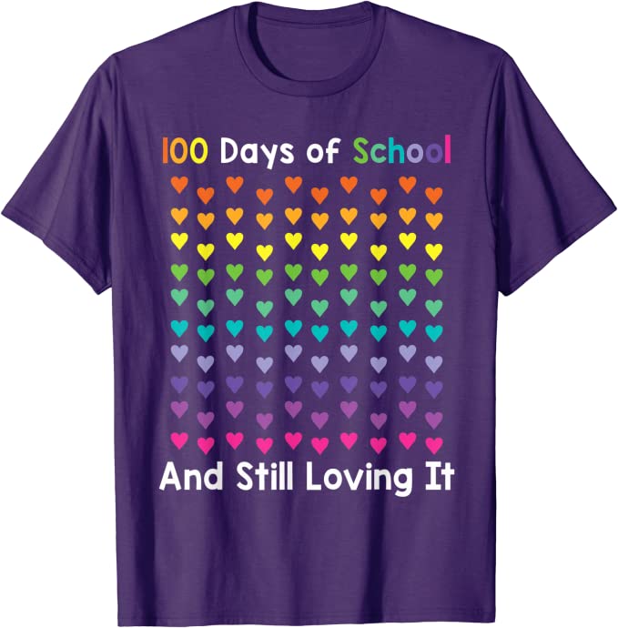 قميص أرجواني يقول 100 يوم من المدرسة وما زلت تحبه.  هناك 100 قلب عليها بألوان مختلفة.