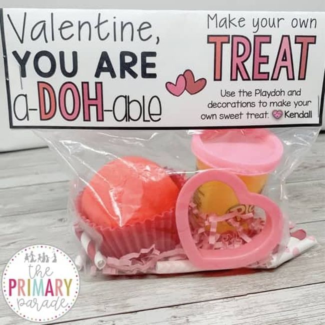 DIY Play-Doh kit for Valentine's Day with cookie cutter and cupcake wrapper (Inexpensive Gift Ideas for Students)