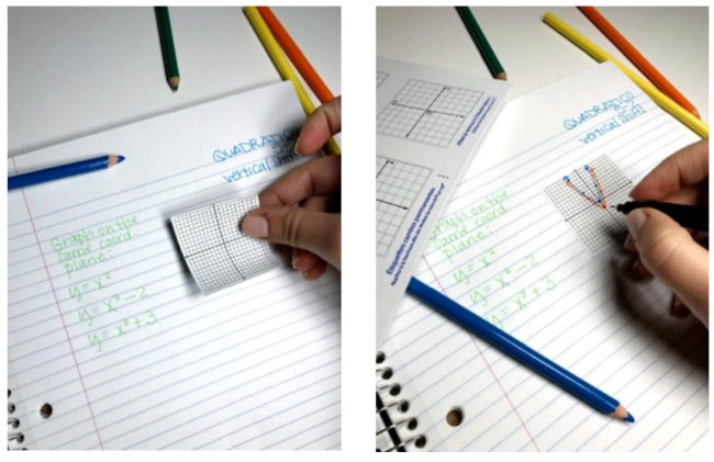 Un estudiante está colocando una etiqueta adhesiva con un gráfico del eje XY en su cuaderno de matemáticas.