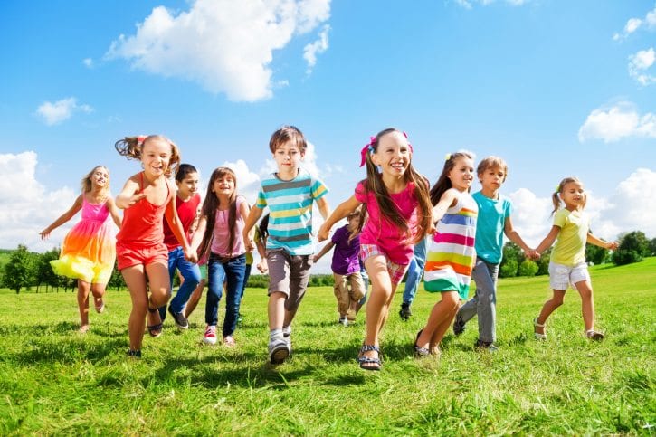 Los niños corriendo en el campo