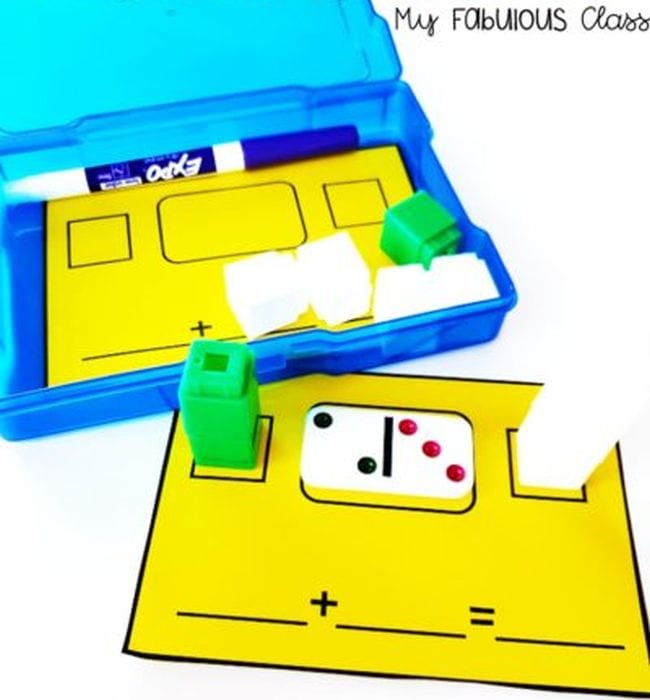 Carta gialla con domino che mostra due e tre e blocchi che rappresentano due e tre (Kindergarten Math Games)