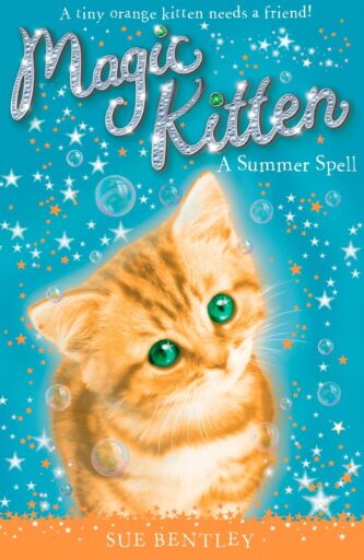 Angela Swan tarafından resmedilen Magic Kitten: A Summer Spell, Sue Bentley'in kitap kapağı, mavi ışıltılı arka plana sahip turuncu kedi yavrusu resmi