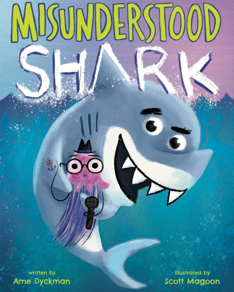 Ame Dyckman'ın Yanlış Anlaşılan Köpekbalığı kitabının kapağı, Scott Magoon tarafından resimlendirilmiş, su altında küçük bir deniz yaratığı ile bir mikrofon tutan köpekbalığı resmi, çocuklar için köpekbalığı kitaplarına bir örnek olarak