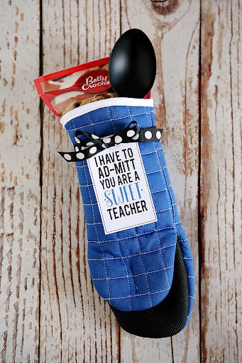 Oven mitt with thank you note on them- DIY Teacher Gifts