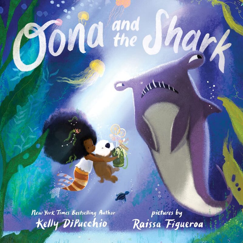 Kelly DiPucchio'nun Oona ve Köpekbalığı kitabının kapağı, Raissa Figueroa tarafından köpekbalığıyla yüzen genç bir kızın çizimi