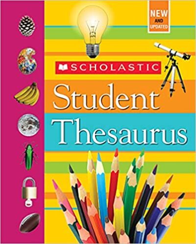 يقول الغلاف ذو الألوان الزاهية المكنز Scholastic Student Thesaurus ويتميز بجميع أقلام الرصاص الملونة المختلفة في الأسفل.  (قاموس المرادفات للأطفال)