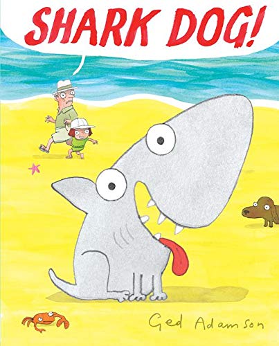 Shark Dog'un kitap kapağı!  Çocuklar için köpekbalığı kitaplarına bir örnek olarak sahilde bir köpeğe benzeyen bir köpekbalığı resmiyle Ged Adamson tarafından