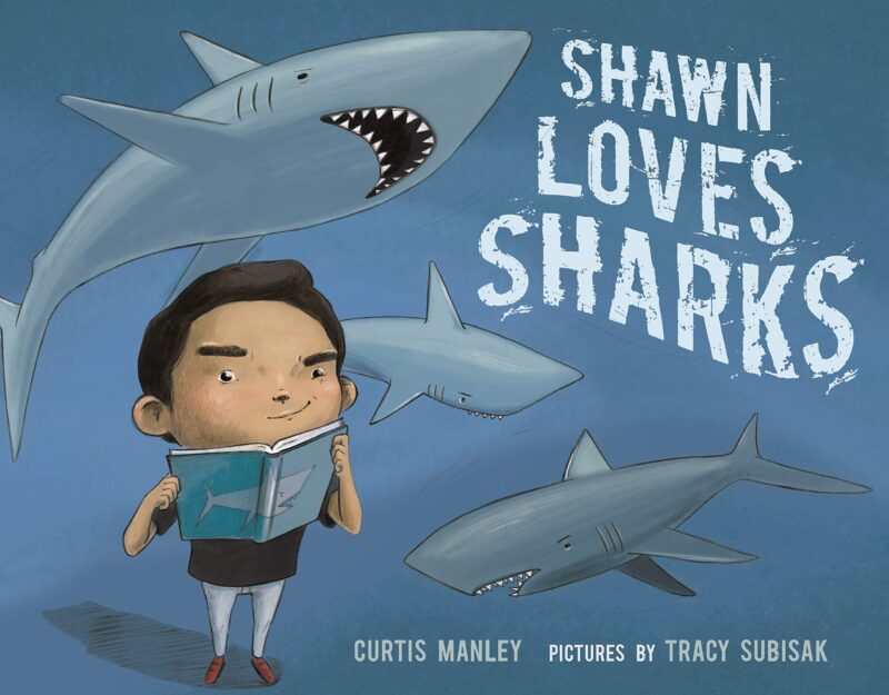 Curtis Manley'nin Shawn Loves Sharks'ın kitap kapağı, Tracy Subisak tarafından resmedilmiş, su altında köpekbalıklarıyla kitap okuyan bir çocuk, çocuklar için köpekbalığı kitaplarına bir örnek