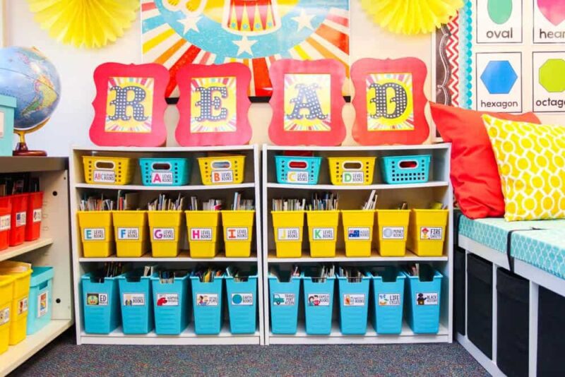 Classroom library with a sign labelled "READ"